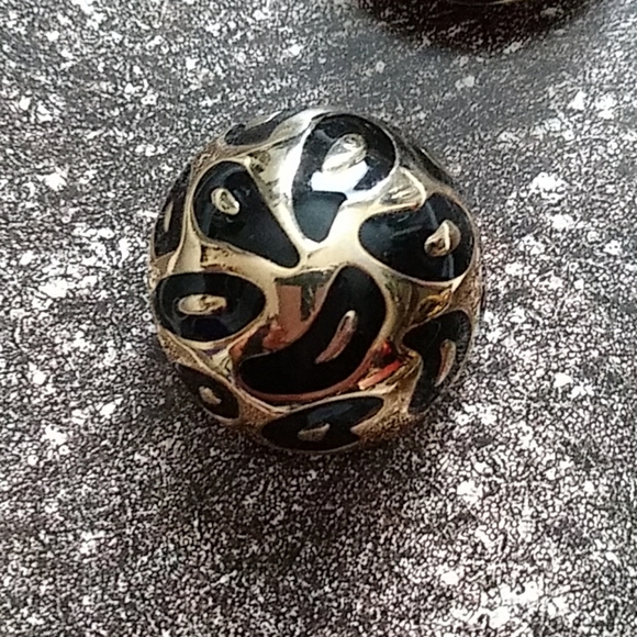 VINTAGE Oversized Gold Tone Artistic "RETRO" Design Dome Shaped Clip On Earrings - Picture 3 of 8